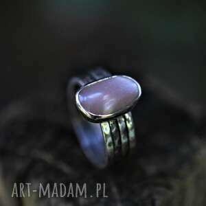 pierścień z różowym kamieniem księżycowym