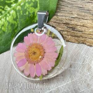 Wisiorek z barwionym rumiankiem z1959, kwiatem