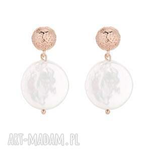 kolczyki z różowego złota dużymi płaskimi perłami, duże perełki, wiszące