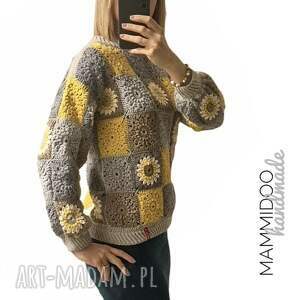 Wełniany granny square robiony na szydełku, sweter