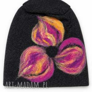 czapka wełniana filcowana zimowa czarna handmade w kwiaty na podszewce - rozmiar