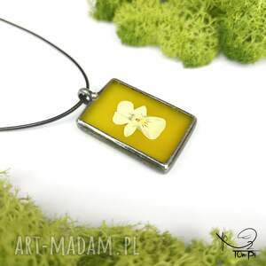 wisiorki szklany medalion prostokąt z kwiatem bratka żółty szklana biżuteria