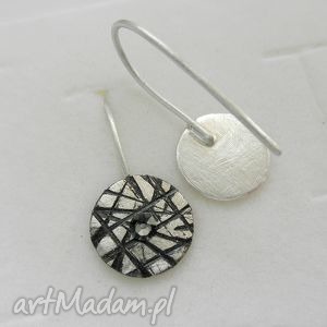 Kolczyki OKRĄG ze srebra oksydowanego i Swarovski Elements - minimalistyczny blask
