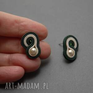 małe, kremowo - zielone kolczyki sutasz, sznurek, eleganckie, sztyfty