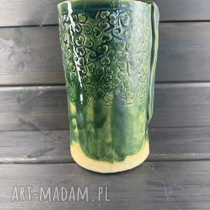 Zielony wazon ceramiczny z koniczynkami - rękodzieło
