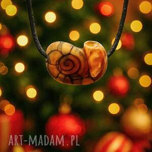 wisiorek bursztynowy ślimak - żywioł ognia i bursztynowego światła, octowiec