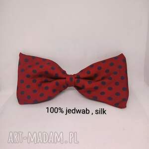 Śliczna jedwabna czerwona kokarda w niebieskie kropki, piękna