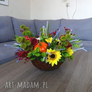 dekoracja jesienna z dyniami kompozycja w wiklinowym koszyku