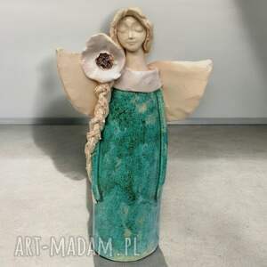 anioł ceramiczny z kwiatem, ceramika artystyczna urodziny dekoracja wnętrz