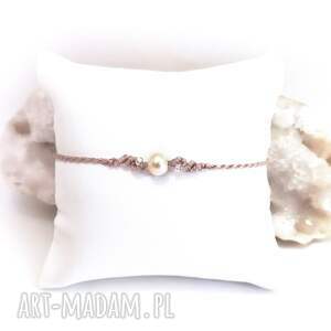 mała ecru z perłą w makramie delikatna bransoletka pleciona makrama, kamienie