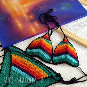 Szmaragdowe bikini z tęczowym akcentem, tęcza
