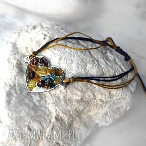 bransoletka ręcznie wykonana amber heart, autorska biżuteria serce z bursztynu