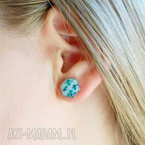 sześciokątne kwiatki - kolczyki wkrętki z suszonymi kwiatami w żywicy kwiatowa