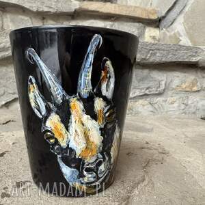 czarny, porcelanowy kubek ręcznie malowany kozica, prezent góry