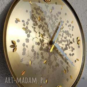 elegancki zegar z hortensją i złotymi listkami z żywicy i stali, zegar