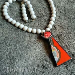 Prezent Koral i ręcznie malowana ceramika w wyjątkowym naszyjniku