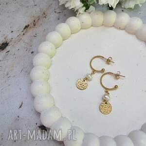 kolczyki ze stali szlachetnej pozłacanej z perełką i fakturowaną blaszką