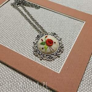 Ręcznie haftowany wisior DLA MARIANNY, haft brazylijski