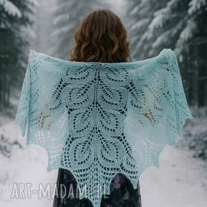 pomysł na prezent Dziergana na drutach niebieska chusta w liście