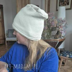czapka ecru rozmiar uniwersalny na podszewce dobra na codzienne
