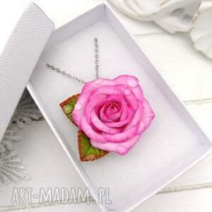 wisior z różową różą, kropla rosy, ręcznie robiony, glinka polimerowa, 4 cm