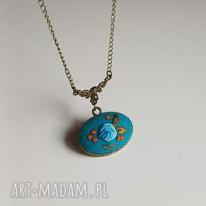 Ręcznie haftowany wisior SOLO, haft brazylijski, na filcu, niebanalnie