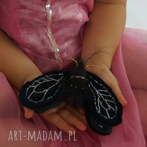 Broszka ręcznie wykonana z aksamitu i koralików - ćma symbol odrodzenia