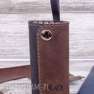 Skórzane etui na klucze z grawerem, kolor szaro brązowy - kluczówka, duże