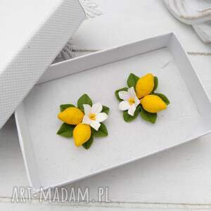 bloomingclayjewelry kolczyki sztyfty z cytrynami i białymi kwiatami, glina