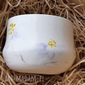 handmade ceramika efemeryda. Porcelanowa czarka malowana w subtelne motywy kwiatowe