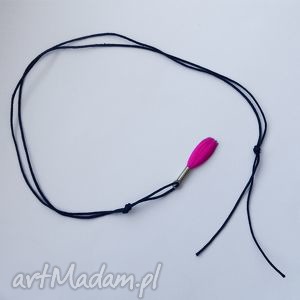 Wisiorek piórko z mosiądzu - naturalne barwione pióra handmade