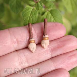 Lekkie miotły czarownicy - minimalistyczne kolczyki handmade na Halloween (22x7 mm) ze stali chirurgicznej