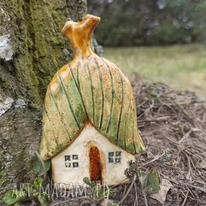 Domek z listkiem na dachu, ceramika, liść