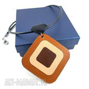 skórzana zawieszka w odcieniach brązowego na czarnym rzemieniu, brązowa