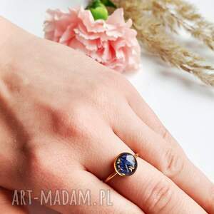 Pierścionek z żywicy z suszonymi kwiatami płatki chabra