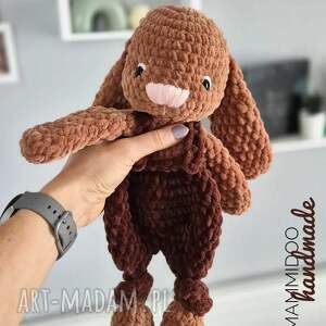 Króliczek wykonany z miękkiej, miłej w dotyku włóczki, królik