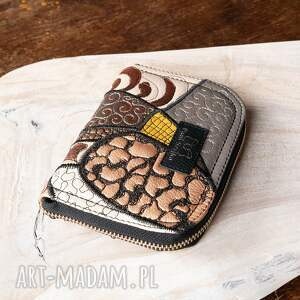 ręcznie malowany patchworkowy brązowy portfel damski wegański na karty