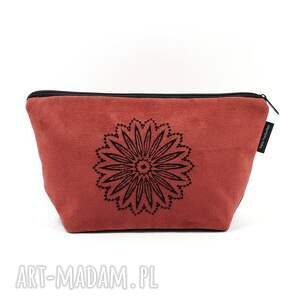 wyszywana dwukolorowa kosmetyczka damska w kolorze tabasco ozdobiona czarnym