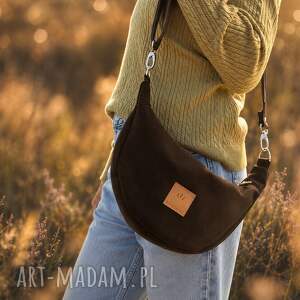 Czekoladowa torebka crossbody z nubuku - pojemna nerka