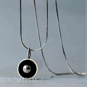 Minimalistyczny wisiorek ze srebrną kulką