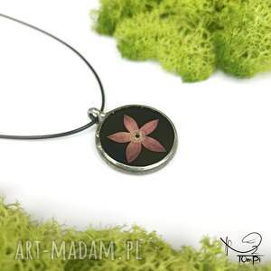 szklany medalion koło z kwiatem piętaka czarny, szklana biżuteria