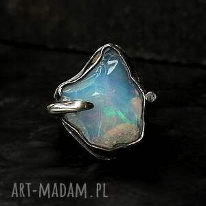 wolfmoon i srebrny pierścionek z opalem metaloplastyka srebro, baśniowa