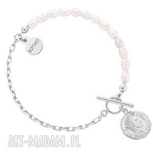 srebrna bransoletka z pereł naturalnych zdobiona monetą łańcuch łączona perły