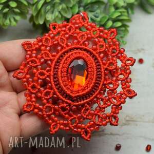 duży, czerwony wisior mandala z pięknie mieniącym się kryształem