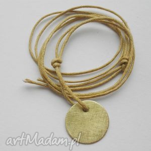 Ręczny wisiorek okrąg z mosiądzu na beżowym sznurku (handmade)