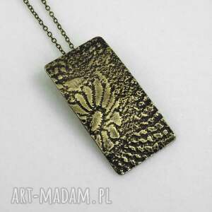 caltha kwiat - mosiężny wisiorek 2506 04 ooak minimalistyczna biżuteria