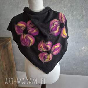 czarna chusta handmade wełniana, elementy filcowane to wełna merynosów, produkt