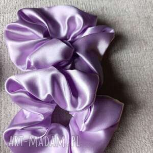 gumka scrumchies, gumkadowłosów modnafryzura, modnydodatek, wyjątkowy