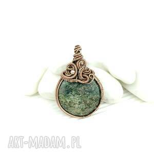 wisiorek ze szmaragdem, wire wrapping, biżuteria artystyczna na prezent