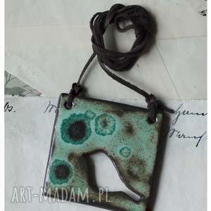 wisior z ażurowym ptakiem artystycznymi zaciekami ceramika